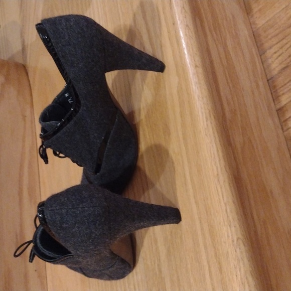 Stuart Weitzman Wool and Patent Leather Lace Up Oxford Heel Booties Size 7 1/2 - Picture 11 of 12